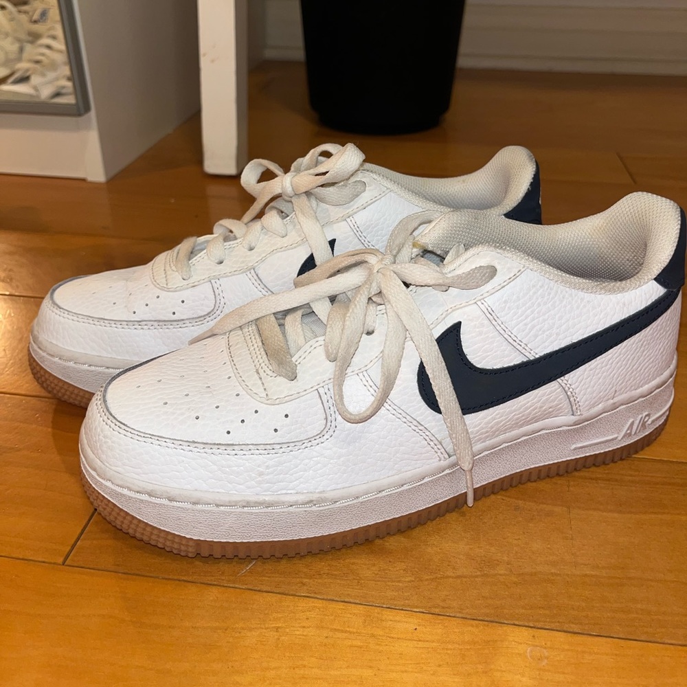Nike Air Force 1 Low '07 White
Obsidian gum bottom size 6.5Y DISCONTINUED